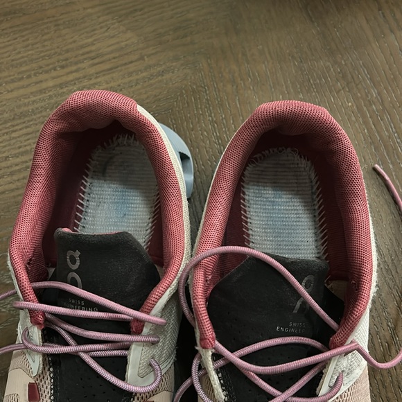 On Running Blush and Charcoal Sneakers Used missing in soles size 7 - Picture 3 of 6